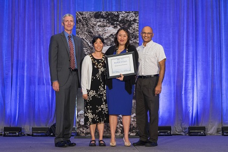 Drs. Kawaoka and Loh receive Innovation Gallery award